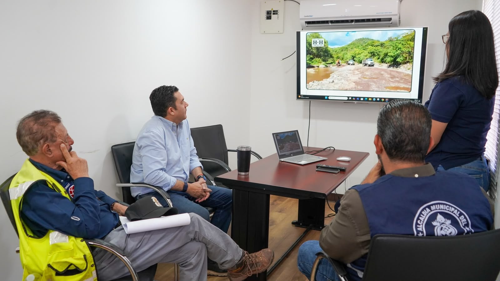 La municipalidad busca acelerar la construcción de la represa San José con jornadas extendidas y trabajo nocturno para recuperar el tiempo perdido.