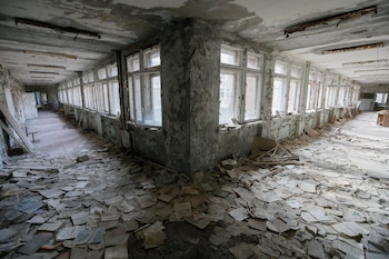 Escuela abandonada de Pripyat, cerca de la central nuclear de Chernóbil (Ucrania). Se estima que 47.000 personas fueron evacuadas de dicha ciudad tras la explosión en 1986. EFE/SERGEY DOLZHENKO