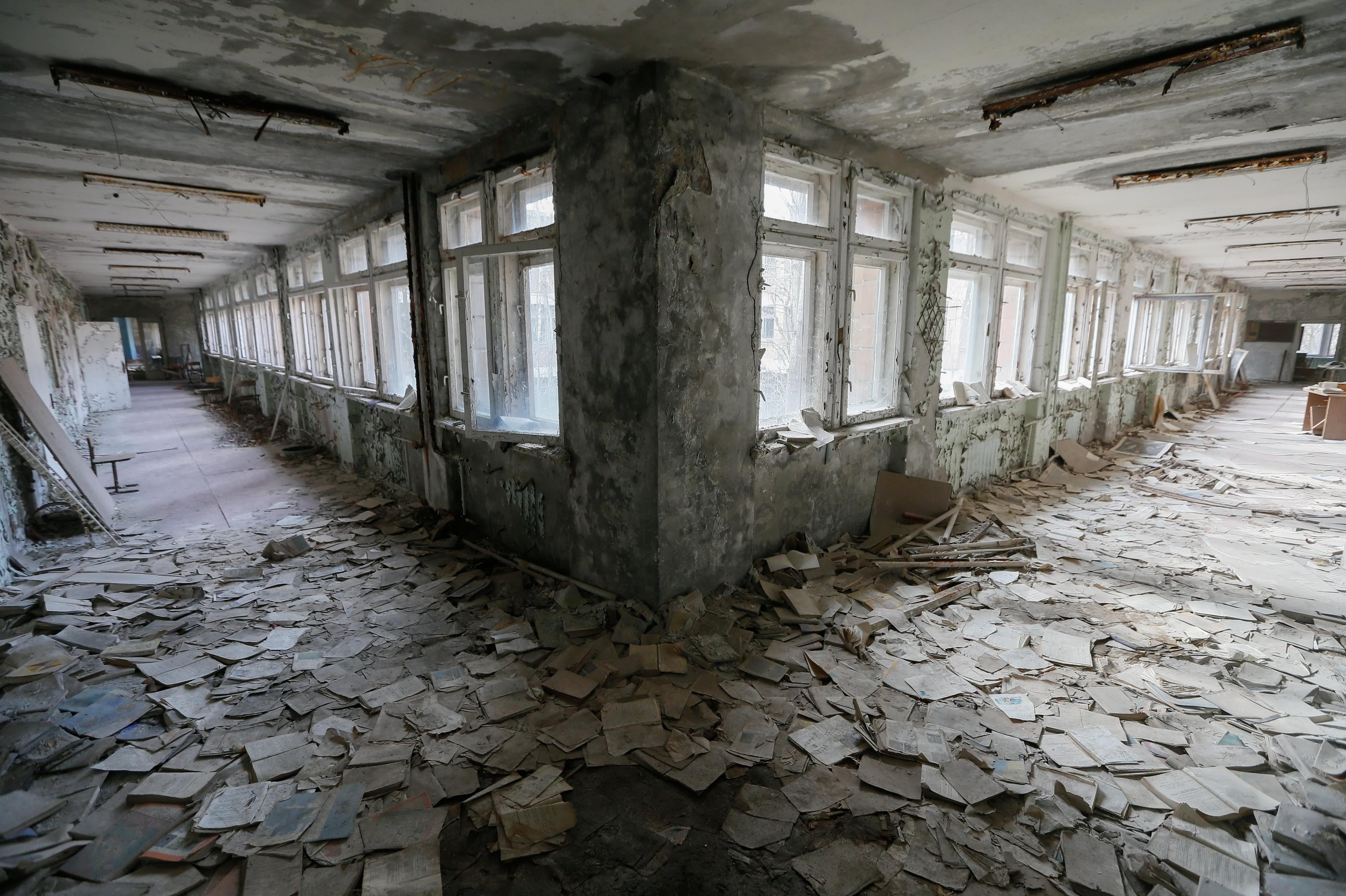 Escuela abandonada de Pripyat, cerca de la central nuclear de Chernóbil (Ucrania). Se estima que 47.000 personas fueron evacuadas de dicha ciudad tras la explosión en 1986. EFE/SERGEY DOLZHENKO