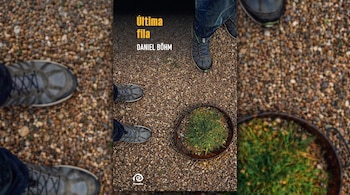 Cubierta de libro "Última fila" de Daniel Böhm, suelo de guijarros, dos pares de pies con zapatillas, recipiente metálico con césped.