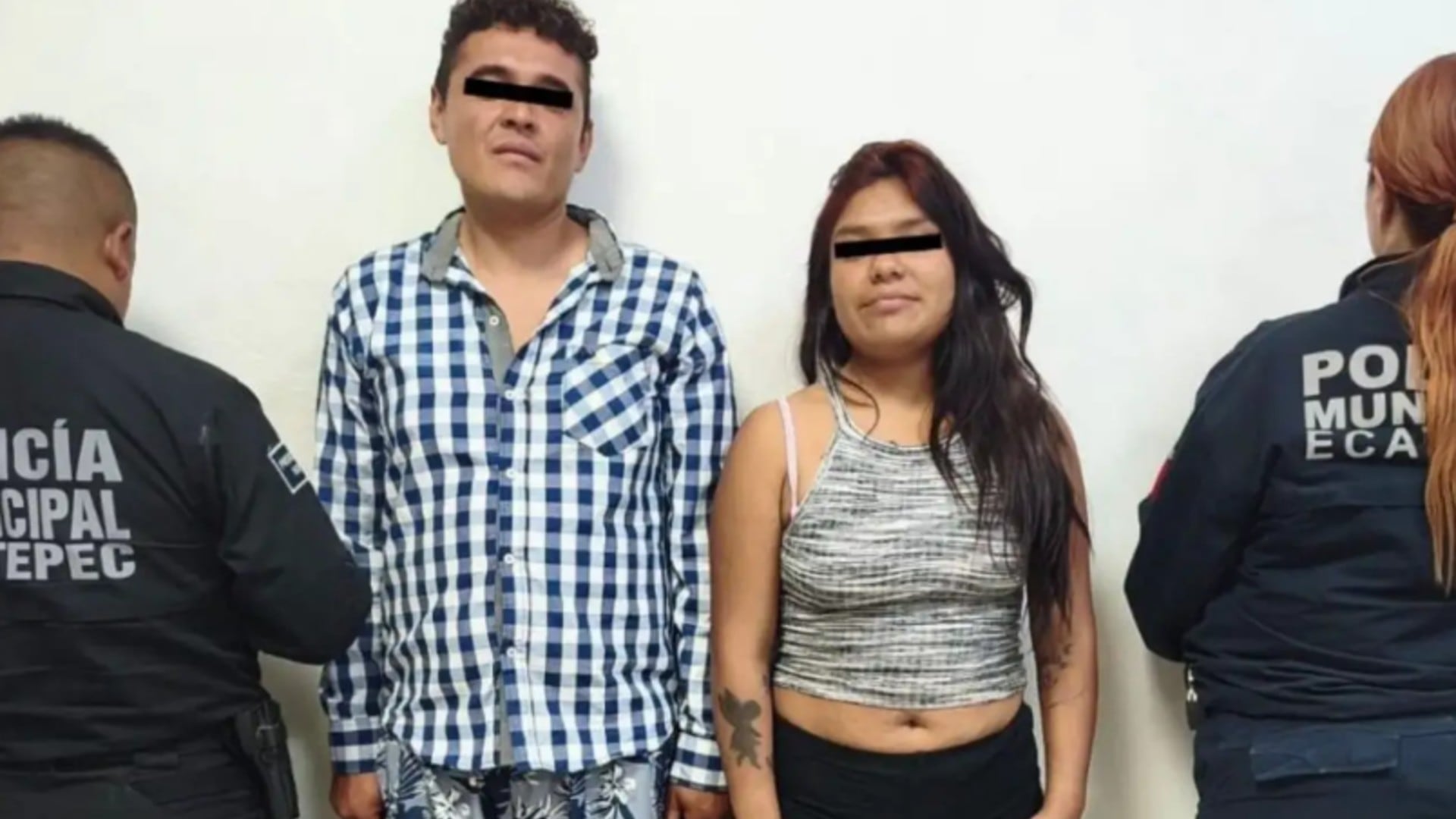 Brandon y María Guadalupe fueron arrestados por las autoridades tras señalamiento de hombre que comprobó ka propiedad de su casa, ellos dijeron que estaban rentando pero no presentaron contrato alguno Foto: Fiscalía Edomex