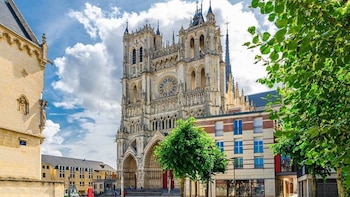 La catedral gótica más grande de Francia está a una hora de París: una joya arquitectónica clave en la peregrinación a Santiago de Compostela