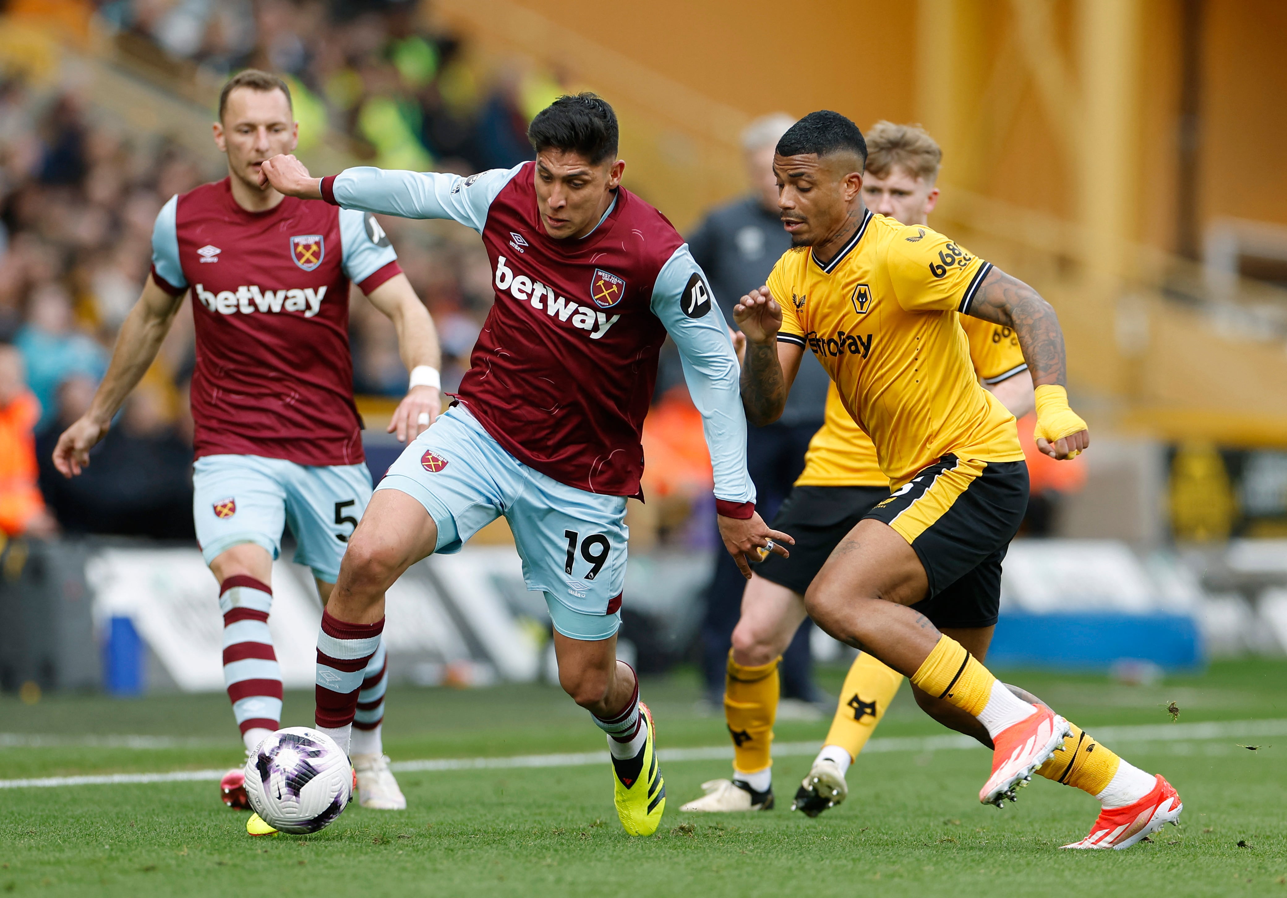 Edson Álvarez está a la espera para ver si saldrá del club. (Reuters/Jason Cairnduff)