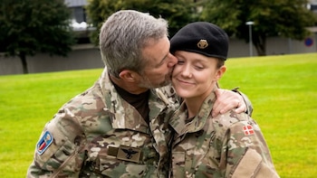 El orgullo de los reyes de Dinamarca en su visita a la princesa Isabella durante su servicio militar: las tiernas imágenes del reencuentro con sus hermanos