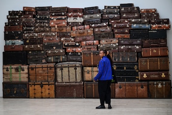 La protesta reúne a más de 60 artistas, colectivos y herederos de la exposición principal “In Minor Keys” de Koyo Kouoh (MARCO BERTORELLO / AFP)