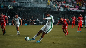 Edwin Cardona abrió el marcador para Atlético Nacional tras un rebote en el área y luego volvió a convertir para ampliar la ventaja - crédito Atlético Nacional
