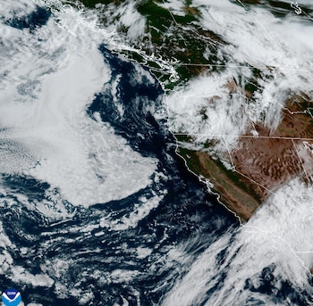 Vista satelital de la costa de América del Norte con densas nubes sobre el océano Pacífico y el logotipo de la NOAA en la esquina inferior