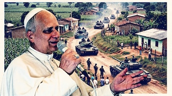 Primer plano del Papa hablando por un micrófono con la mano extendida, superpuesto sobre una imagen de tanques militares y soldados en una carretera rural de Colombia.