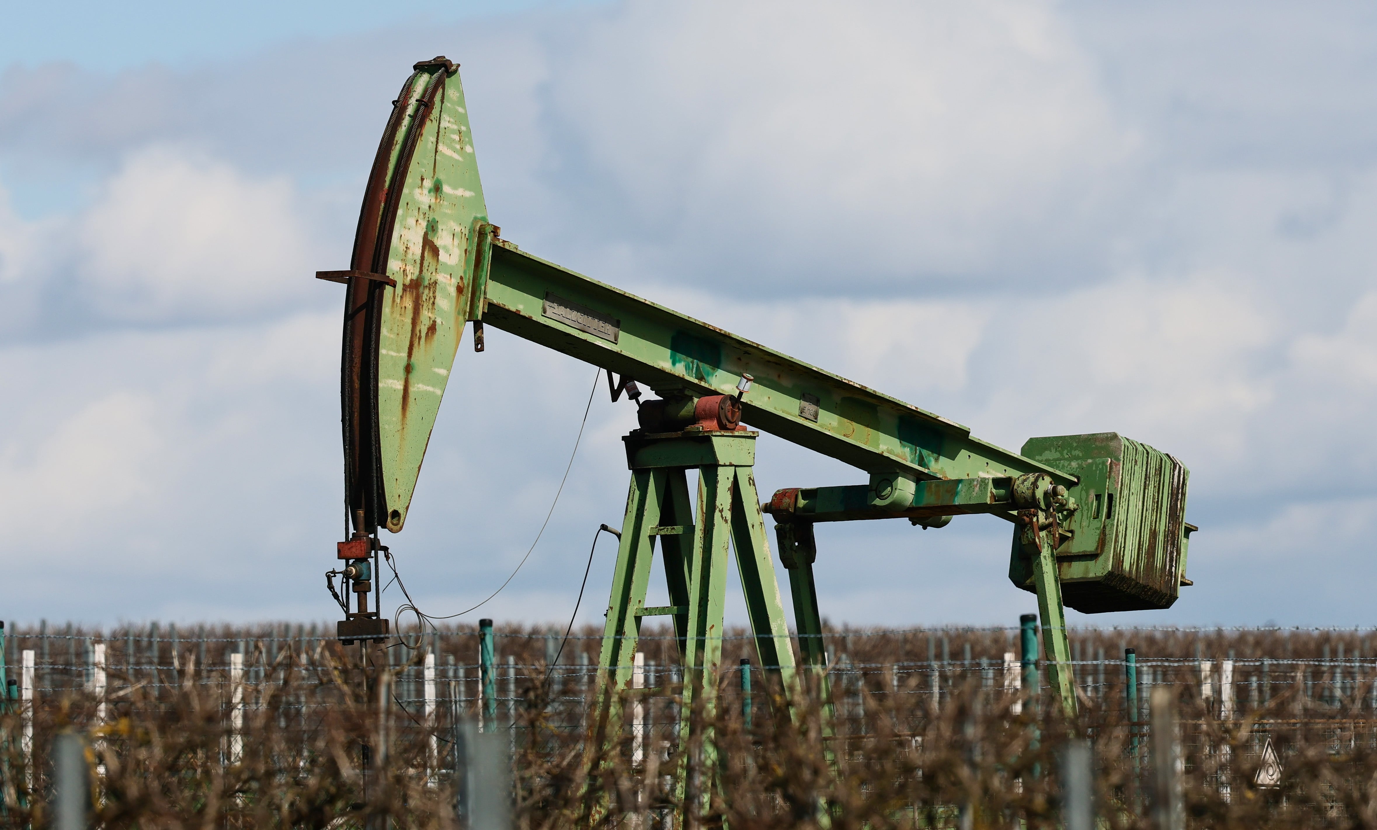 El crudo Brent, de referencia internacional, aumentó un 6,9%, hasta los 108,15 dólares por barril (EFE)