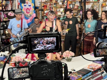 Andrea Echeverri e Héctor Buitrago lideraram a sessão com músicas emblemáticas como 'Bolero Falaz', 'El Estuche' e 'La Culpable', com um grupo de cantores e cantores convidados - crédito Aterciopelados - Foto: Andrés Ortiz