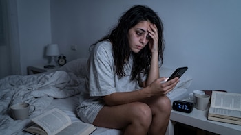 Por qué el insomnio afecta más a mujeres jóvenes, según expertos