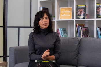 La periodista y escritora Anabel Hernández presenta su último libro "Narcocracia". (Infobae/Jenifer Nava)