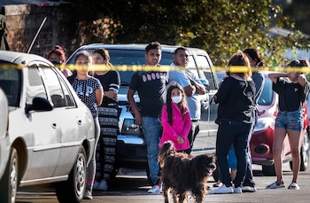 Habitantes de Tijuana en medio