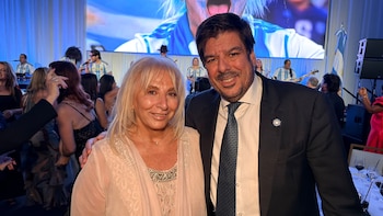 Marcelo Gilardoni, cónsul general de la República Argentina en Miami, y Teresa Guarracino, dueña de Tattore, posan sonrientes durante un evento festivo.