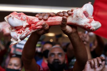 Un hombre sostiene un hueso