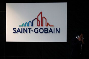 FOTO DE ARCHIVO: El logotipo de Saint-Gobain se ve en el edificio de la sede de la compañía en el distrito de negocios de La Defense en Courbevoie, a las afueras de París, Francia, 19 de febrero de 2018. REUTERS/Gonzalo fuentes/Foto de archivo