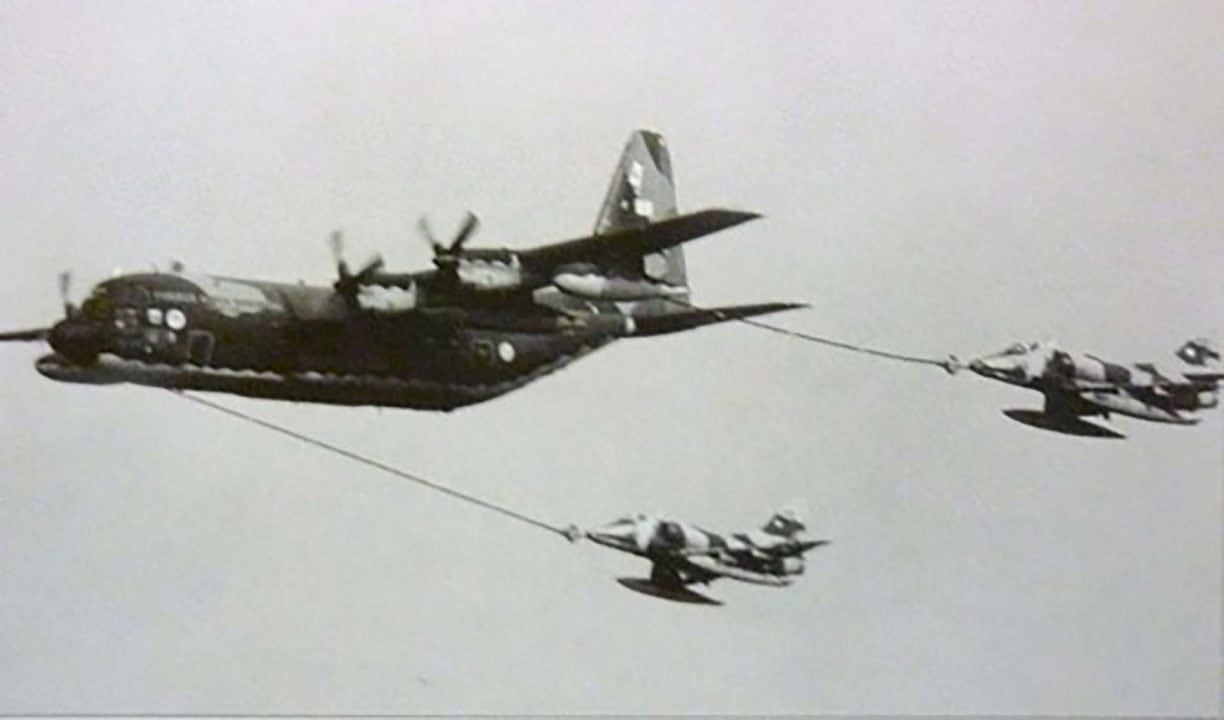 Una imagen del reabastecimiento en vuelo que hacían los Hércules durante la guerra