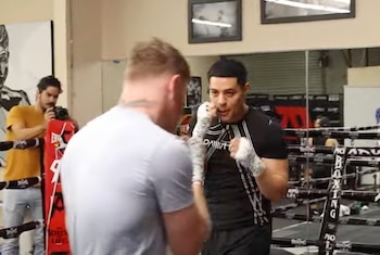 Eduin Caz, vocalista de Grupo Firme, entrenó con Canelo Álvarez (Foto: Youtube/Little Giant Boxing)