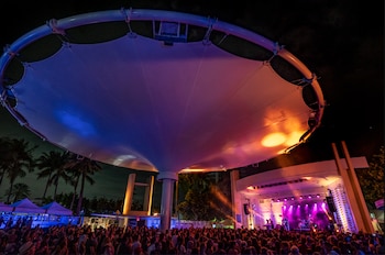 Vista del bandshell de Miami Beach, un escenario para eventos al aire libre.