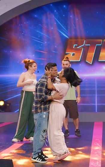 Dayanita sorprende con beso a Christian Domínguez y le manda mensaje a Karla Tarazona: “No tiene por qué molestarse”. Captura: No Somos TV.