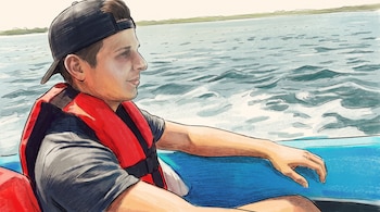 Dibujo de un hombre con gorra negra invertida y chaleco salvavidas rojo sentado en una embarcación azul sobre el agua.