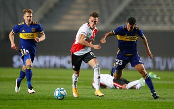 Soccer Football - Copa Argentina - Round of 16 - Boca Juniors v River Plate - Estadio Ciudad de la Plata, Buenos Aires, Argentina - August 4, 2021 River Plate's Braian Romero in action with Boca Juniors' Diego Gonzalez Pool via REUTERS/Agustin Marcarian