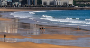Playa de El Sardinero en Santander a 14 de abril de 2026. (EFE/ Román G. Aguilera)