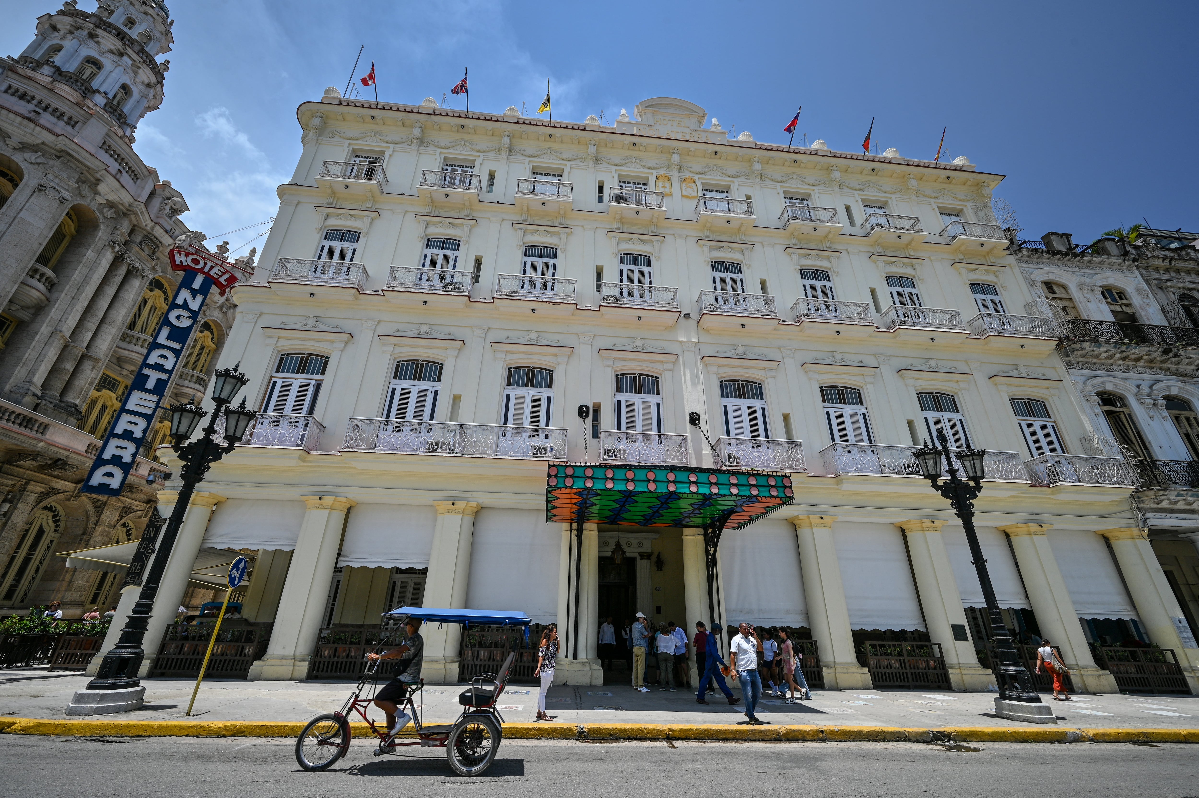 Un bicitaxi pasa frente al Hotel Inglaterra, de la cadena hotelera canadiense Blue Diamond, en La Habana, el 1 de junio de 2026 (ADALBERTO ROQUE/AFP)