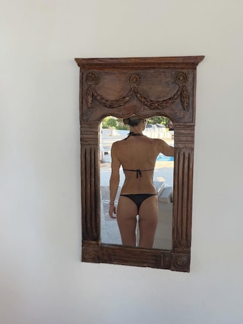De espaldas y en bikini negro: el guiño estético de María Vázquez desde la villa