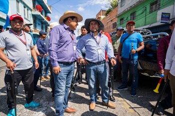 Luis Pacheco, centro, presidente de