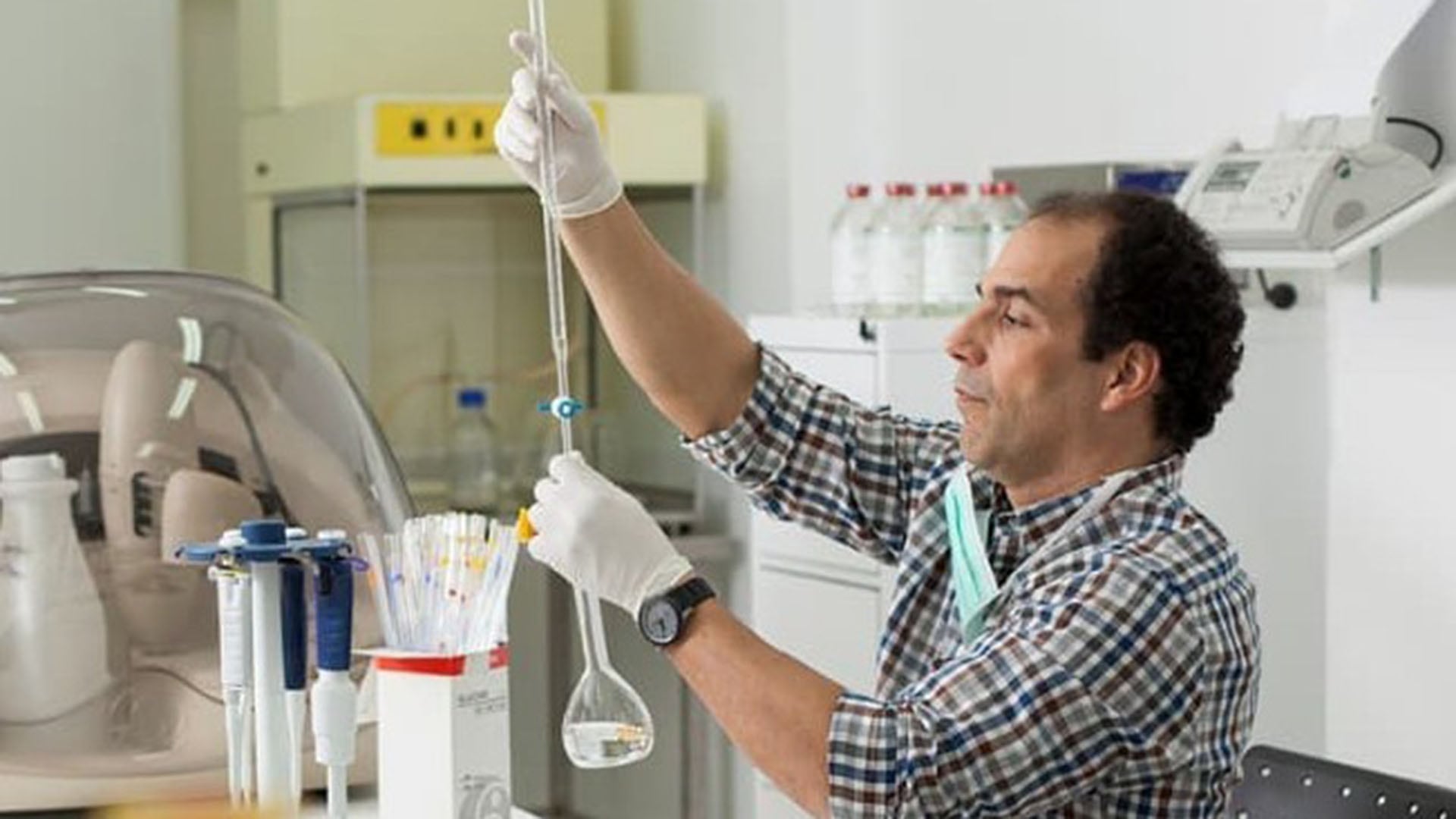 Ernesto Prieto Gratacós en su laboratorio de fantasía. Foto de sus redes sociales