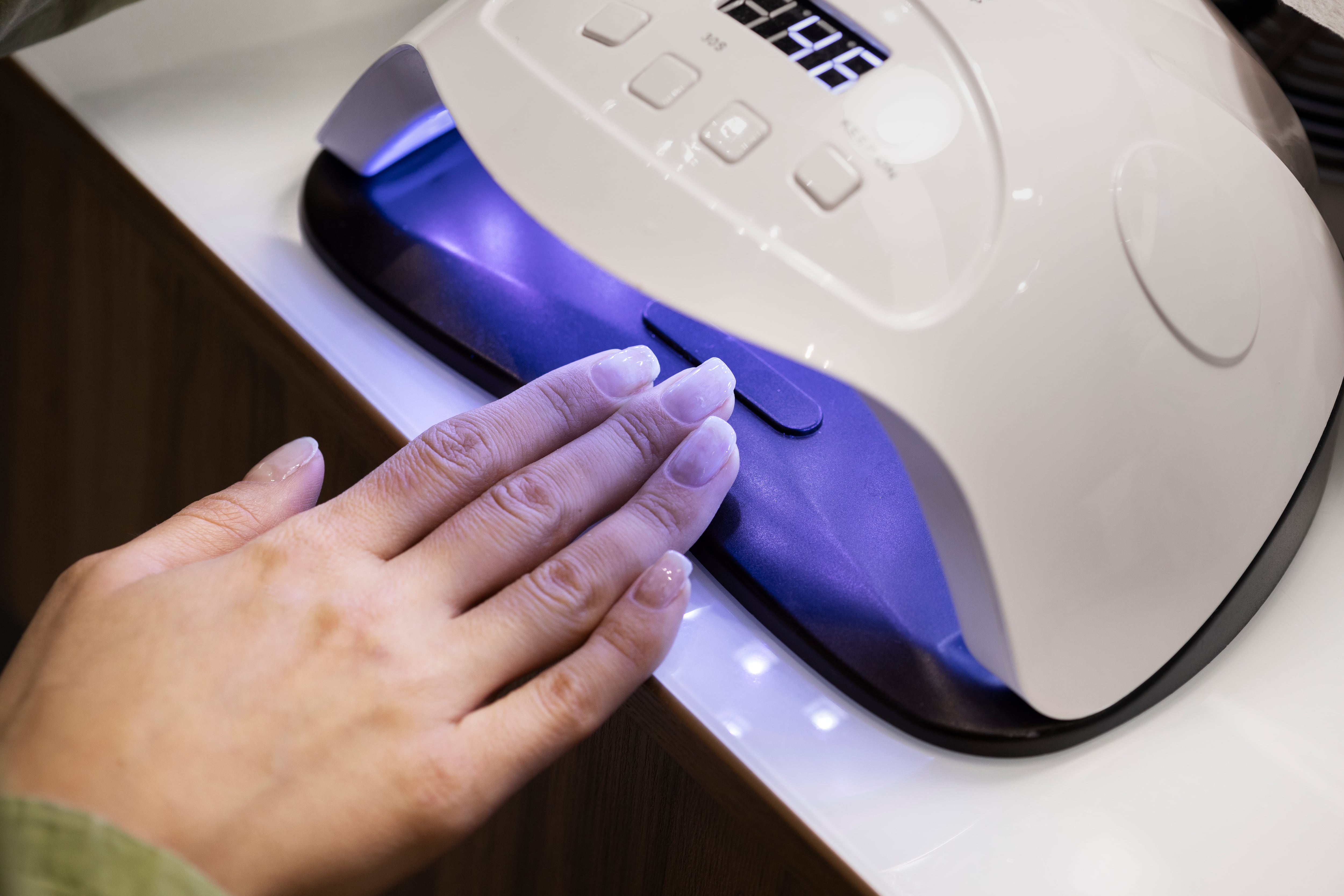 Al igual que las cámaras de bronceado, pueden aumentar el riesgo de cáncer de piel de aparición temprana.