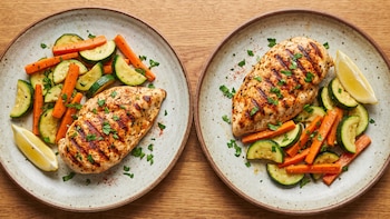 Receta de pollo grillado con zucchini y zanahoria, rápida y fácil