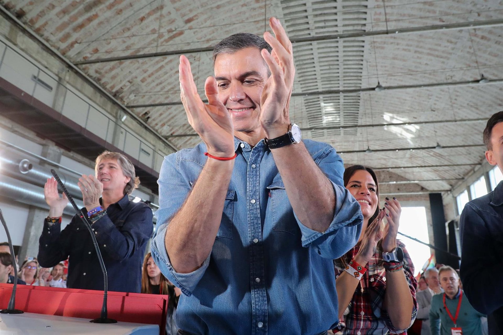 11/10/2026 El secretario general del PSOE y presidente del Gobierno, Pedro Sánchez (c), acompañado del secretario general de los socialistas castellanos y leoneses, Carlos Martínez (i), y la vicesecretaria general del PSOE de Castilla y León, Nuria Rubio(d), durante un acto de precampaña del PSOE, en La Térmica Cultural de Ponferrada, a 11 de octubre de 2026, en Ponferrada, León, Castilla y León (España). El presidente del Gobierno y secretario general del PSOE, Pedro Sánchez, ha arrancado este fin de semana la precampaña de las elecciones generales del próximo 29 de noviembre con dos actos, el sábado en Dos Hermanas (Sevilla) y hoy en Ponferrada (León), en la Térmica Cultural de la Fundación de la Energía.POLITICA Carlos Castro - Europa Press