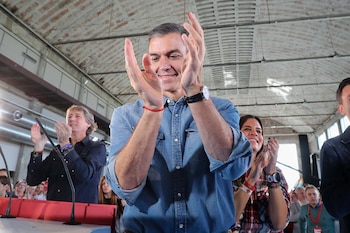 11/10/2026 El secretario general del PSOE y presidente del Gobierno, Pedro Sánchez (c), acompañado del secretario general de los socialistas castellanos y leoneses, Carlos Martínez (i), y la vicesecretaria general del PSOE de Castilla y León, Nuria Rubio(d), durante un acto de precampaña del PSOE, en La Térmica Cultural de Ponferrada, a 11 de octubre de 2026, en Ponferrada, León, Castilla y León (España). El presidente del Gobierno y secretario general del PSOE, Pedro Sánchez, ha arrancado este fin de semana la precampaña de las elecciones generales del próximo 29 de noviembre con dos actos, el sábado en Dos Hermanas (Sevilla) y hoy en Ponferrada (León), en la Térmica Cultural de la Fundación de la Energía.
POLITICA
Carlos Castro - Europa Press