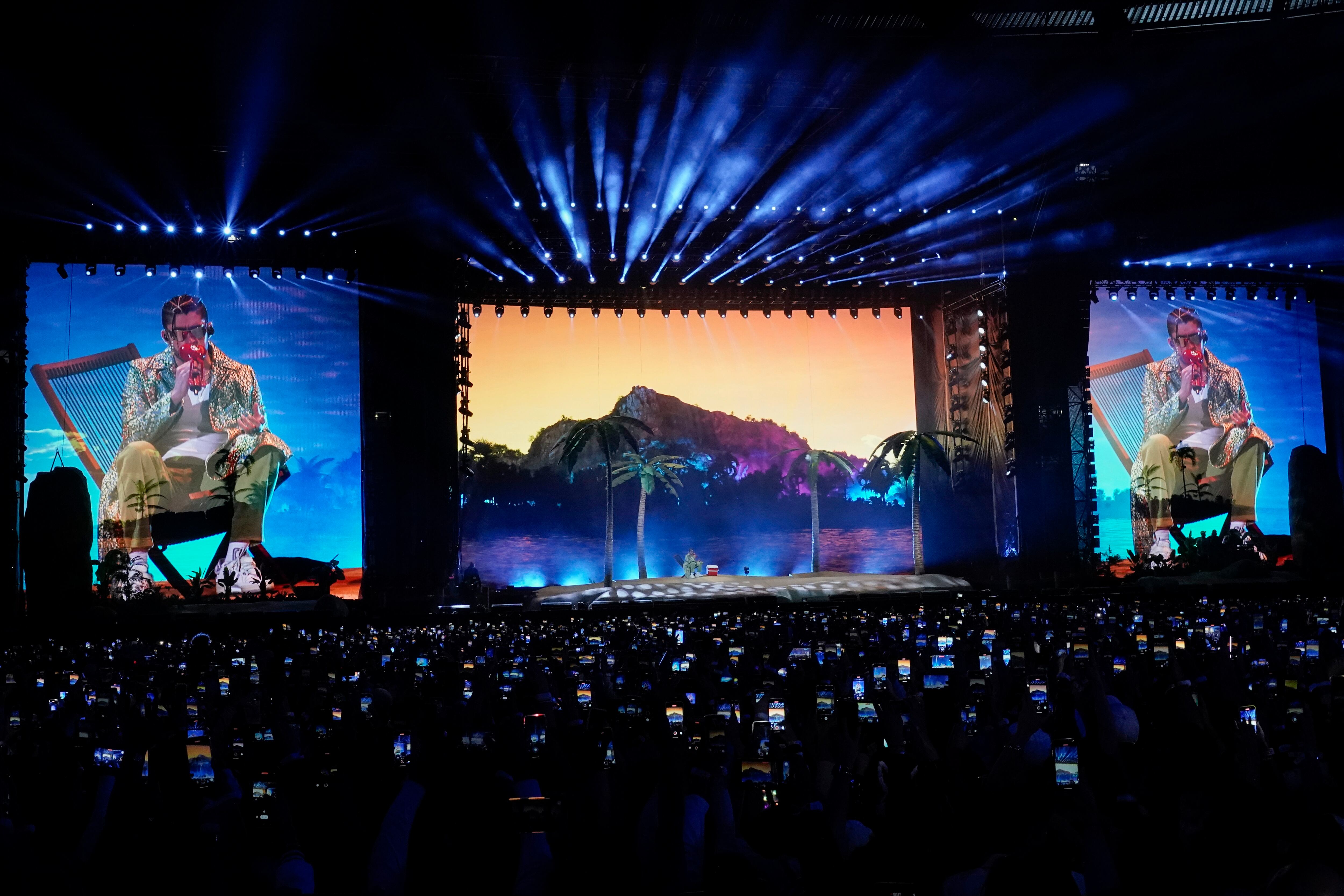 Bad Bunny en concierto en el Estadio Azteca de la Ciudad de México el viernes 9 de diciembre de 2022. Bad Bunny fue uno de los artistas de la música urbana latina que marcaron el 2022. (Foto AP/Eduardo Verdugo)