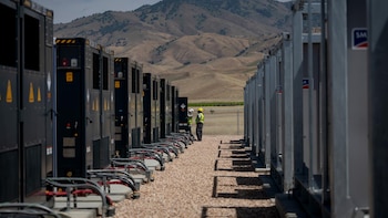 Entre paneles solares, canales y una promesa de sostenibilidad, California impulsa un proyecto que transforma la energía en agua para millones