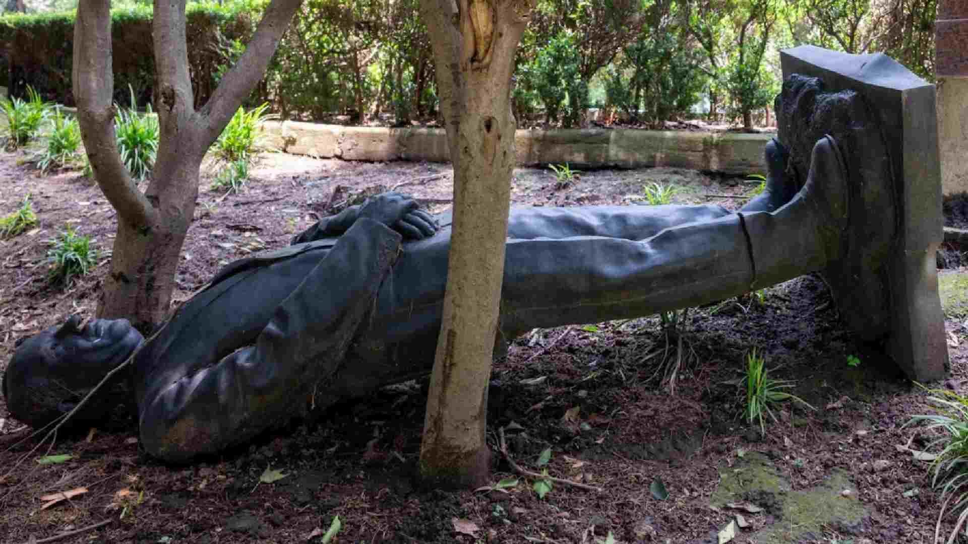 Estatua de Felipe Calderón está por cumplir un año en suelo de Los Pinos