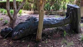 Estatua de Felipe Calderón está por cumplir un año en suelo de Los Pinos