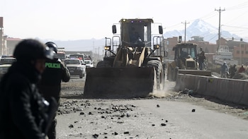 Al menos 27 bloqueos de carretera se mantienen pese al estado de excepción declarado en Bolivia