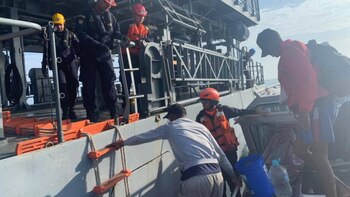 Rescatados tres náufragos cerca a