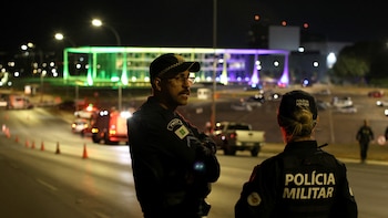 Oficiales de la Policía Militar vigilando el perímetro cercano a donde se encontró la mochila (AFP)