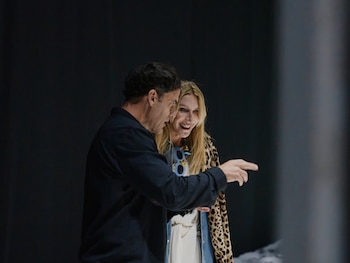 Amalia Amoedo y Matías Duville, en la instalación Monitor Yin Yang del artista, Pabellón de Argentina, Bienal de Venecia, 2026. Cortesía Colección Ama Amoedo..