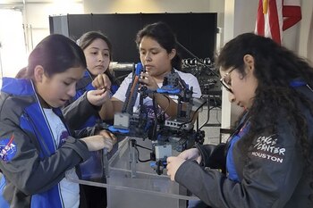 Niñas peruanas van a la