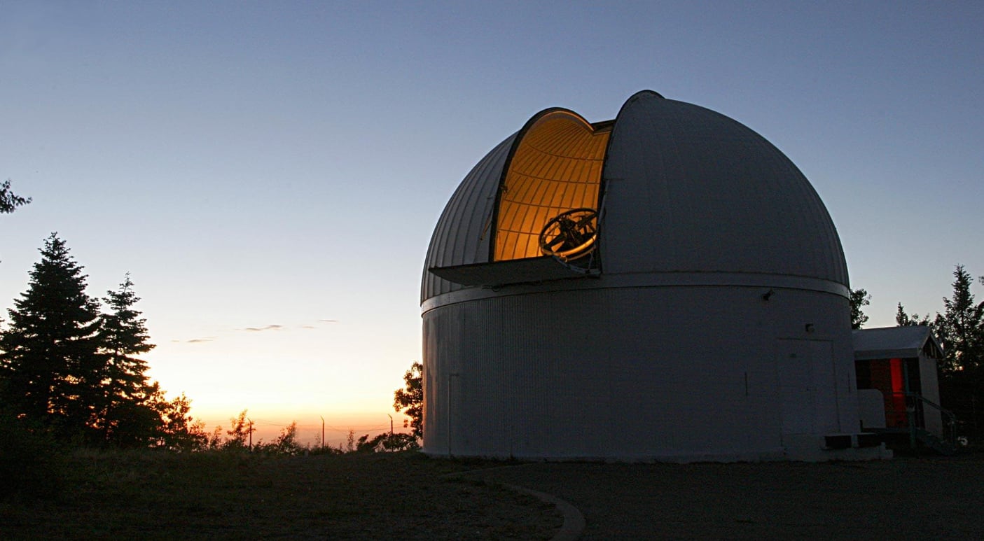 Equipado con tecnología de punta y rodeado de oscuridad natural, el observatorio se transforma en un bastión de la defensa planetaria cada noche (The University of Arizona)