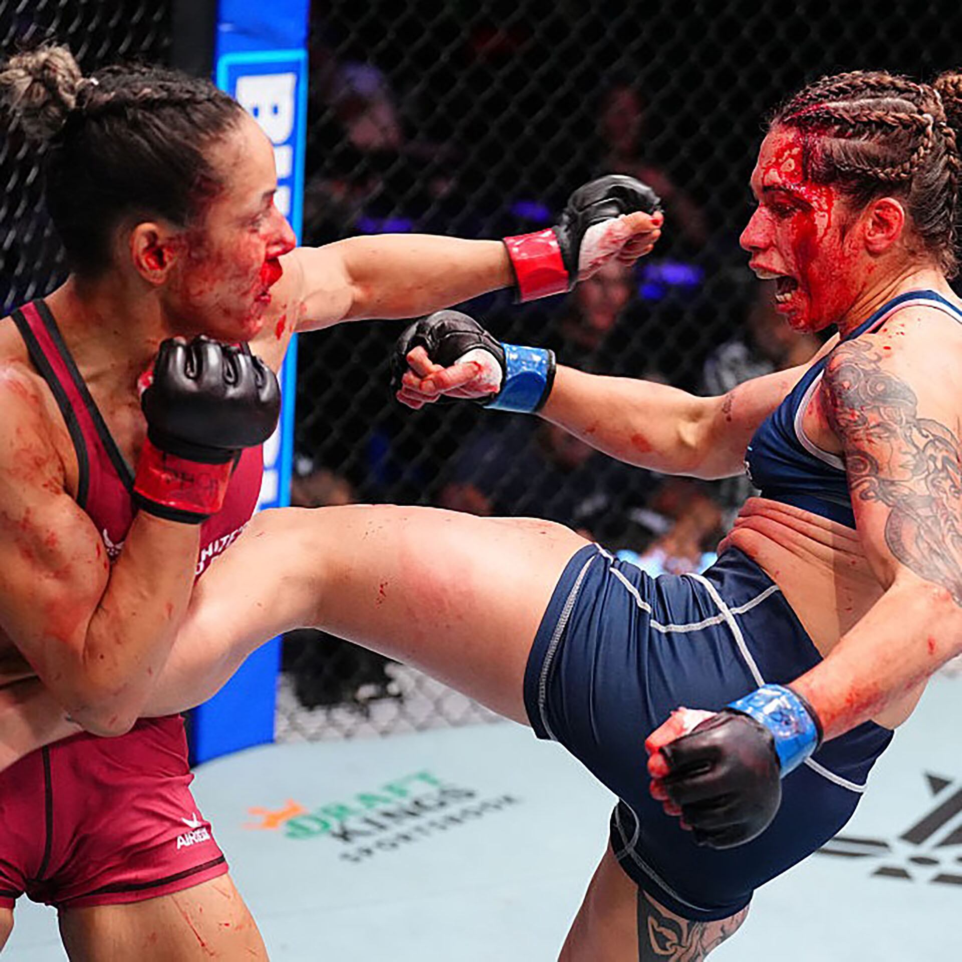 La argentina protagonizó una sangienta pelea (@ufcespanol)