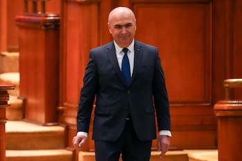 El Parlamento destituyó a Ilie Bolojan como primer ministro de Rumanía tras una moción de censura (AP Foto/Vadim Ghirda)