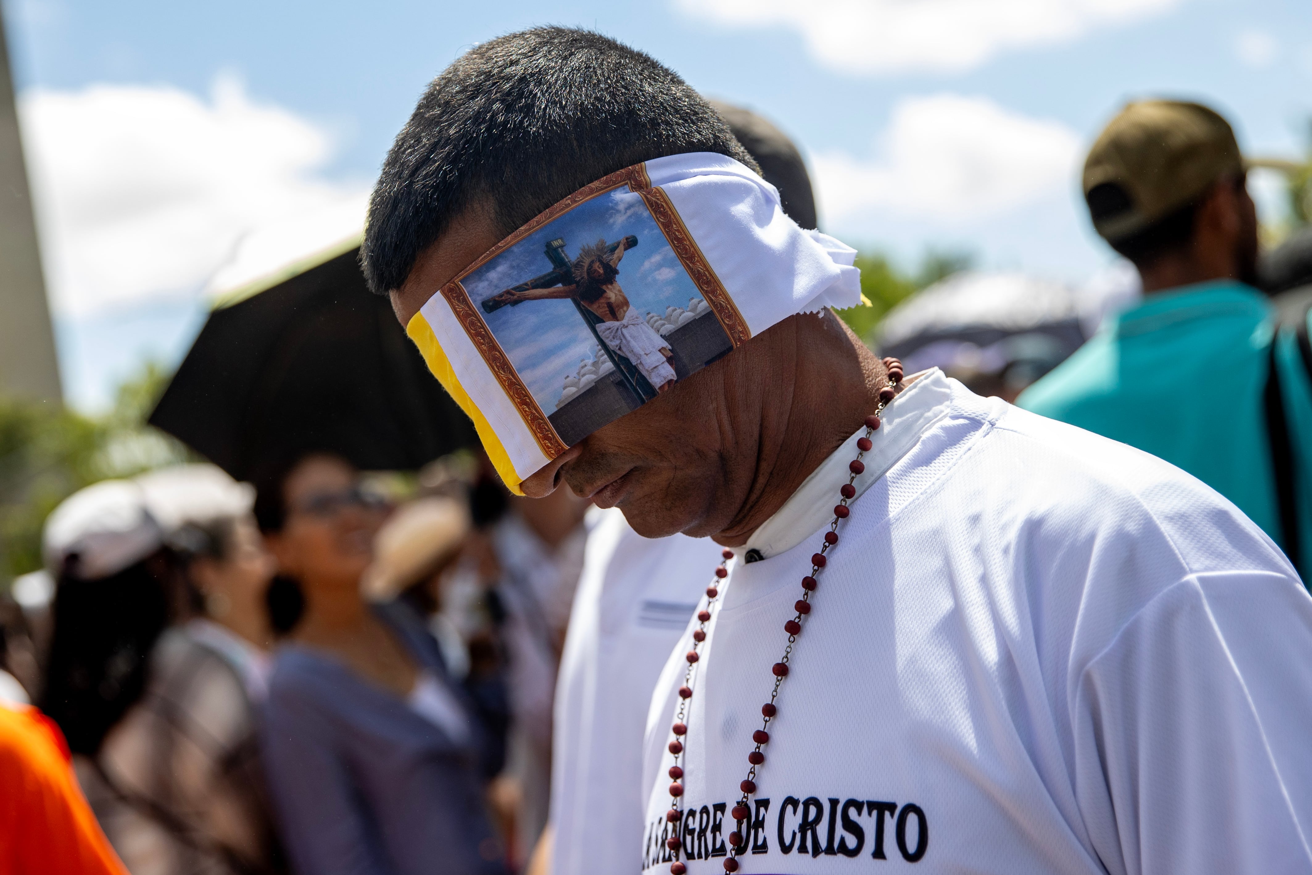 NICARAGUA, 03/04/2026.- Una persona participa en el viacrusis de Semana Santa este viernes, en la catedral de Managua (Nicaragua). EFE/ STR