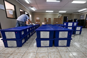 Entre los archivos de guerra de Guatemala, así se ve una jornada de documentación de archivos de guerra