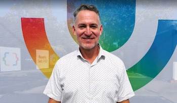 "Chris Phillips, VP de GEO y Educación en Google, durante su entrevista exclusiva con Infobae. El directivo enfatizó que el objetivo de la IA es devolverle tiempo a los docentes para fortalecer el vínculo con sus alumnos.